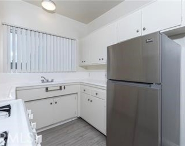 2312 Vanderbilt Lane - Photo Thumbnail 3