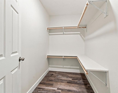 2027 E Avenue - Photo Thumbnail 9