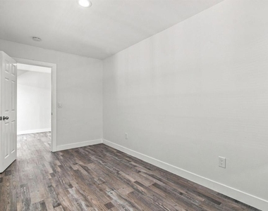 2027 E Avenue - Photo Thumbnail 10