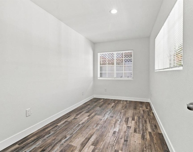 2027 E Avenue - Photo Thumbnail 8