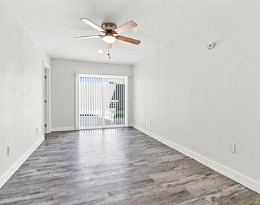 2027 E Avenue - Photo Thumbnail 3
