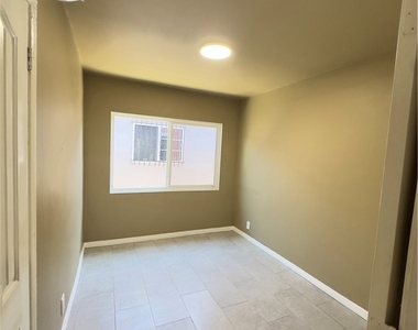 802 E 111th Drive - Photo Thumbnail 9