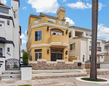 207 18th Street - Photo Thumbnail 2