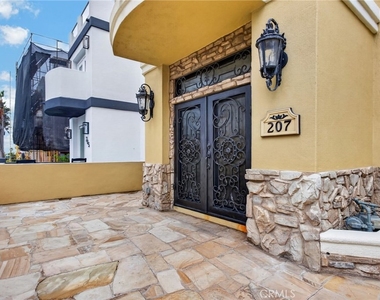 207 18th Street - Photo Thumbnail 1