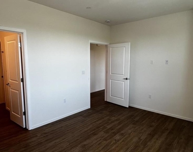 218 Church St - Photo Thumbnail 14