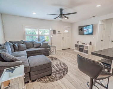7044 Garden Grove Avenue - Photo Thumbnail 10
