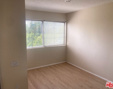 1025 N Kings Road - Photo Thumbnail 6