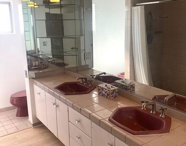 1025 N Kings Road - Photo Thumbnail 19