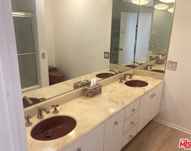 1025 N Kings Road - Photo Thumbnail 11