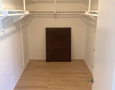 1025 N Kings Road - Photo Thumbnail 15