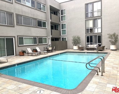 1025 N Kings Road - Photo Thumbnail 5