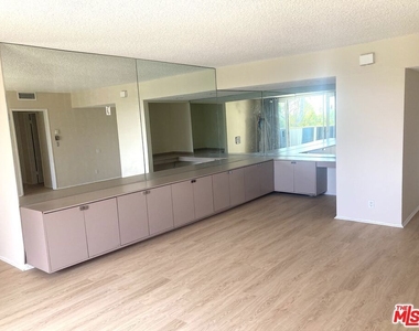 1025 N Kings Road - Photo Thumbnail 7