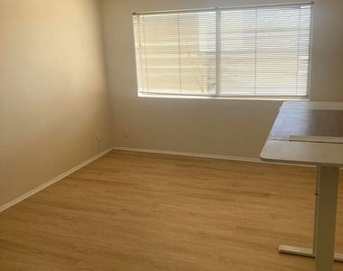1025 N Kings Road - Photo Thumbnail 18
