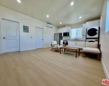 233 1/2 N Chicago Street - Photo Thumbnail 1