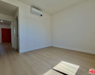 233 1/2 N Chicago Street - Photo Thumbnail 6