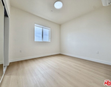 235 1/2 N Chicago Street - Photo Thumbnail 6