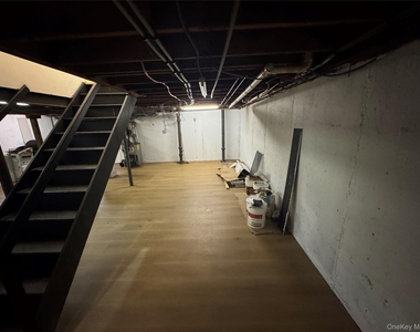 303 Woodbury Road - Photo Thumbnail 7