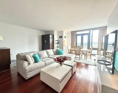 10 City Place - Photo Thumbnail 5
