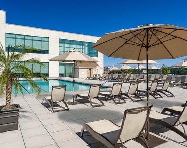 10 City Place - Photo Thumbnail 1