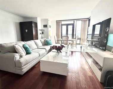 10 City Place - Photo Thumbnail 4