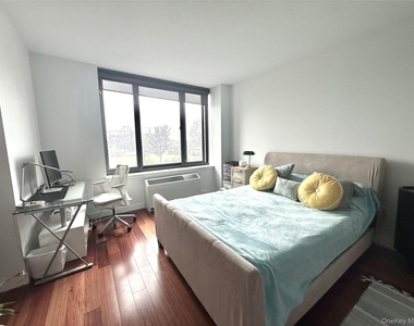 10 City Place - Photo Thumbnail 10