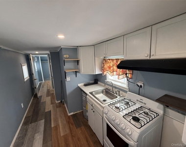 275 Robinson Avenue - Photo Thumbnail 3