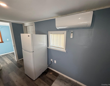 275 Robinson Avenue - Photo Thumbnail 5