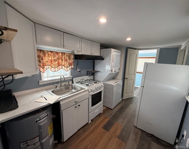 275 Robinson Avenue - Photo Thumbnail 4