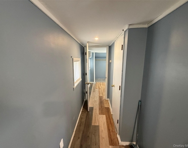 275 Robinson Avenue - Photo Thumbnail 8