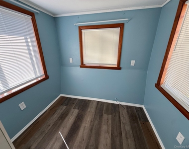 275 Robinson Avenue - Photo Thumbnail 6