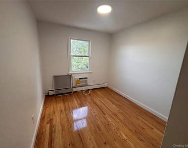 71-34 Kissena Boulevard - Photo Thumbnail 4