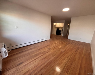 71-34 Kissena Boulevard - Photo Thumbnail 3