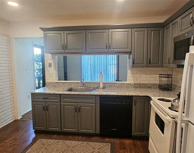 711 Sierra Vista Lane - Photo Thumbnail 6