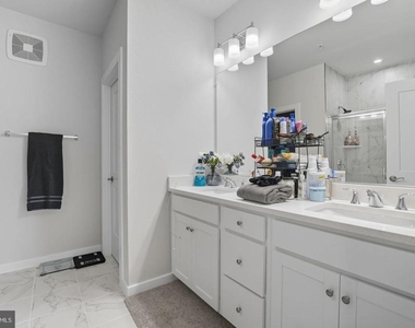 707 Thomas Lane - Photo Thumbnail 24