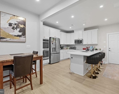 707 Thomas Lane - Photo Thumbnail 7