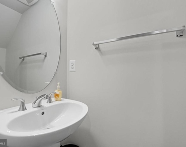 707 Thomas Lane - Photo Thumbnail 11