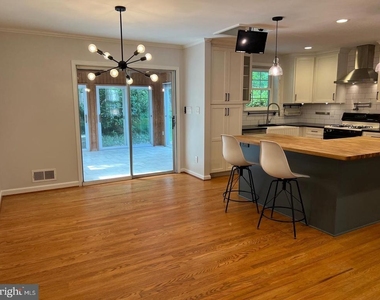 8711 Braeburn Drive - Photo Thumbnail 7