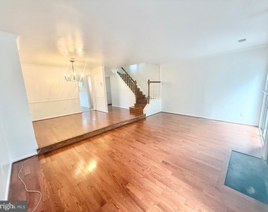 8594 Enochs Drive - Photo Thumbnail 4