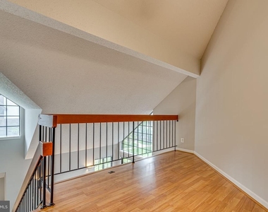 6015 Curtier Drive - Photo Thumbnail 7