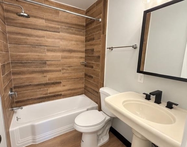 7818 Glenister Drive - Photo Thumbnail 14