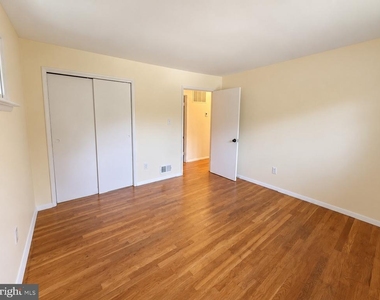 7818 Glenister Drive - Photo Thumbnail 17