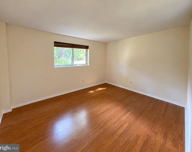 7818 Glenister Drive - Photo Thumbnail 22