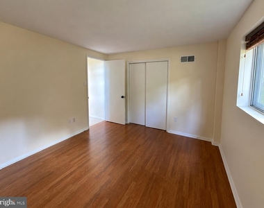 7818 Glenister Drive - Photo Thumbnail 23