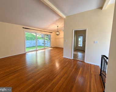 7818 Glenister Drive - Photo Thumbnail 5