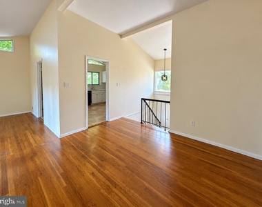 7818 Glenister Drive - Photo Thumbnail 3