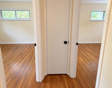 7818 Glenister Drive - Photo Thumbnail 15