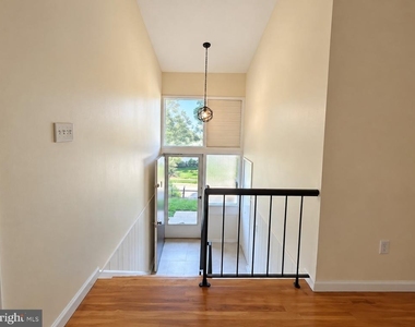 7818 Glenister Drive - Photo Thumbnail 2
