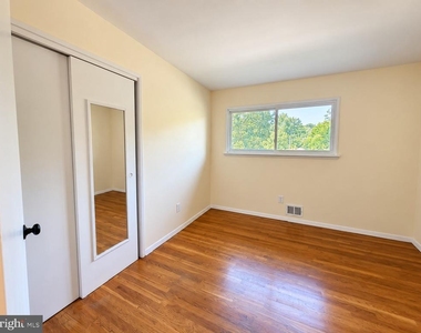 7818 Glenister Drive - Photo Thumbnail 12
