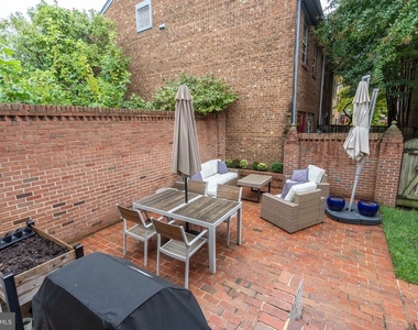 504 S Pitt Street - Photo Thumbnail 4