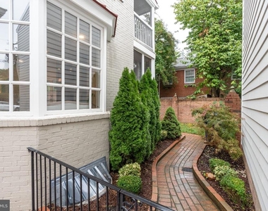 504 S Pitt Street - Photo Thumbnail 3